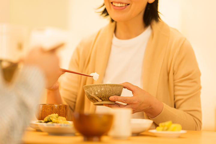 バランスの良い食事をする女性